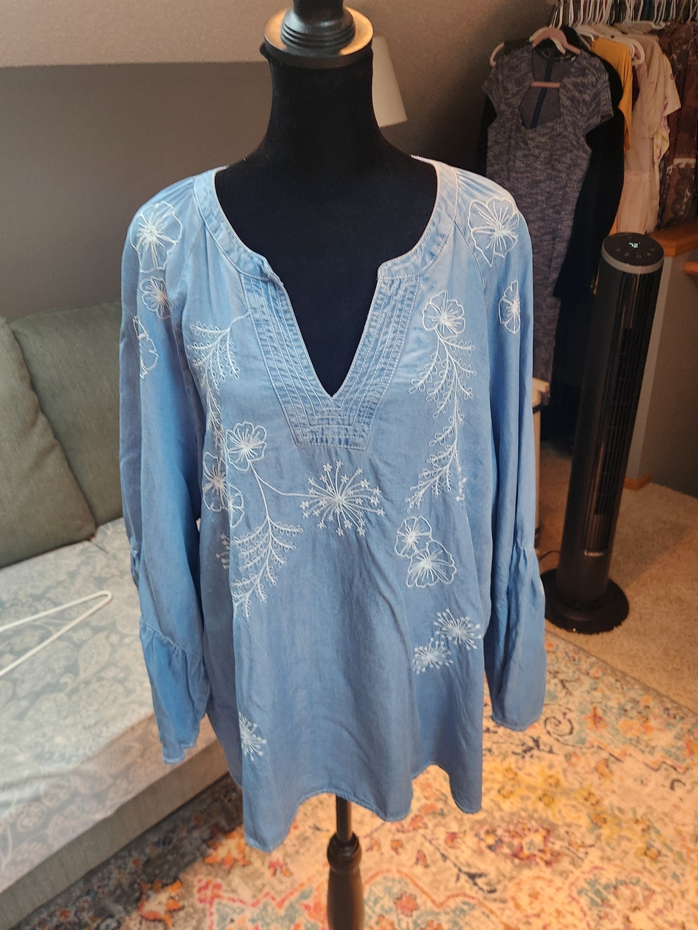 FDJ Blue Chambray Floral Embroidered V-Neck Peasant Top XL Slight Sparkles Boho - Picture 1 of 9